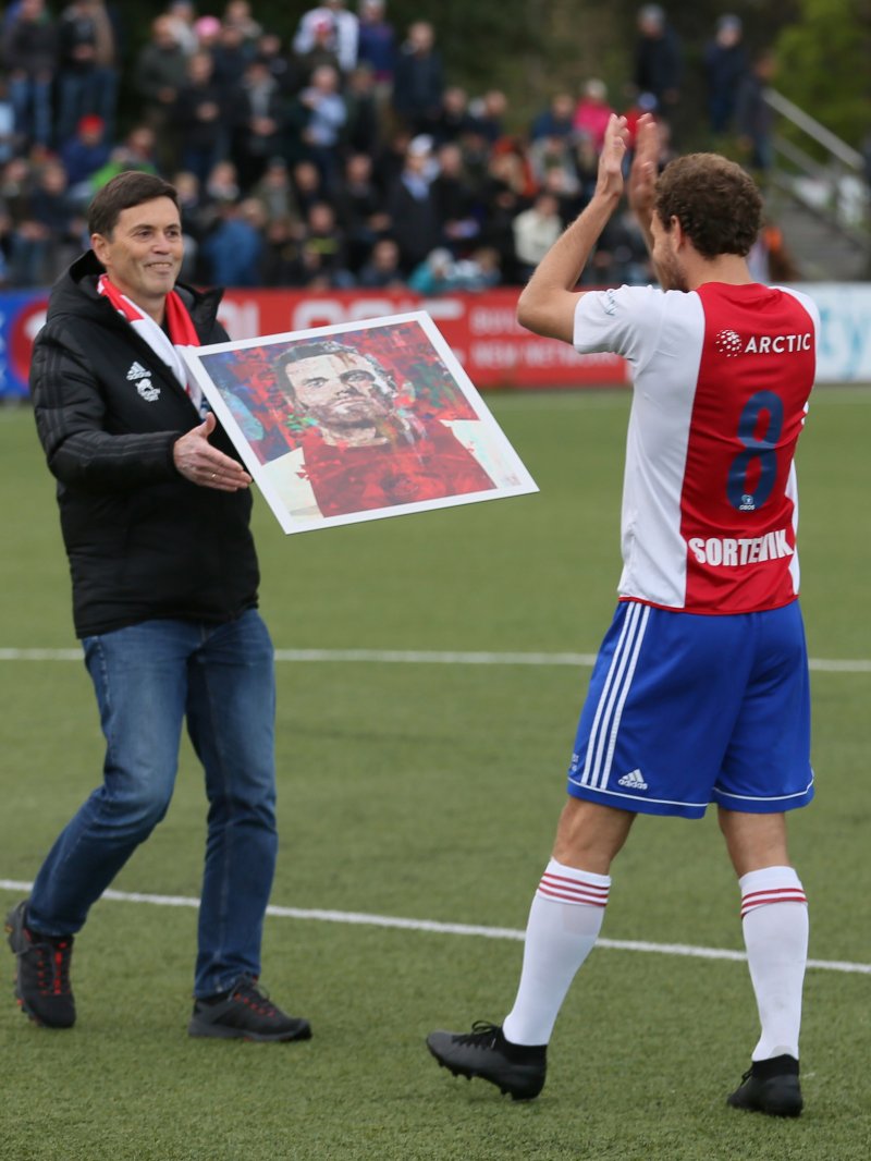 <em>Per Øyvind Olsen overrekker pris til Stian Sortevik i forbindelse med Odd-kampen i fjor. Nå håper vi snart å møtes igjen til kamp på KFUM Arena. Foto: Guttorm Lende</em>